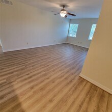 11649 Chimney Rock Rd in Houston, TX - Building Photo - Building Photo