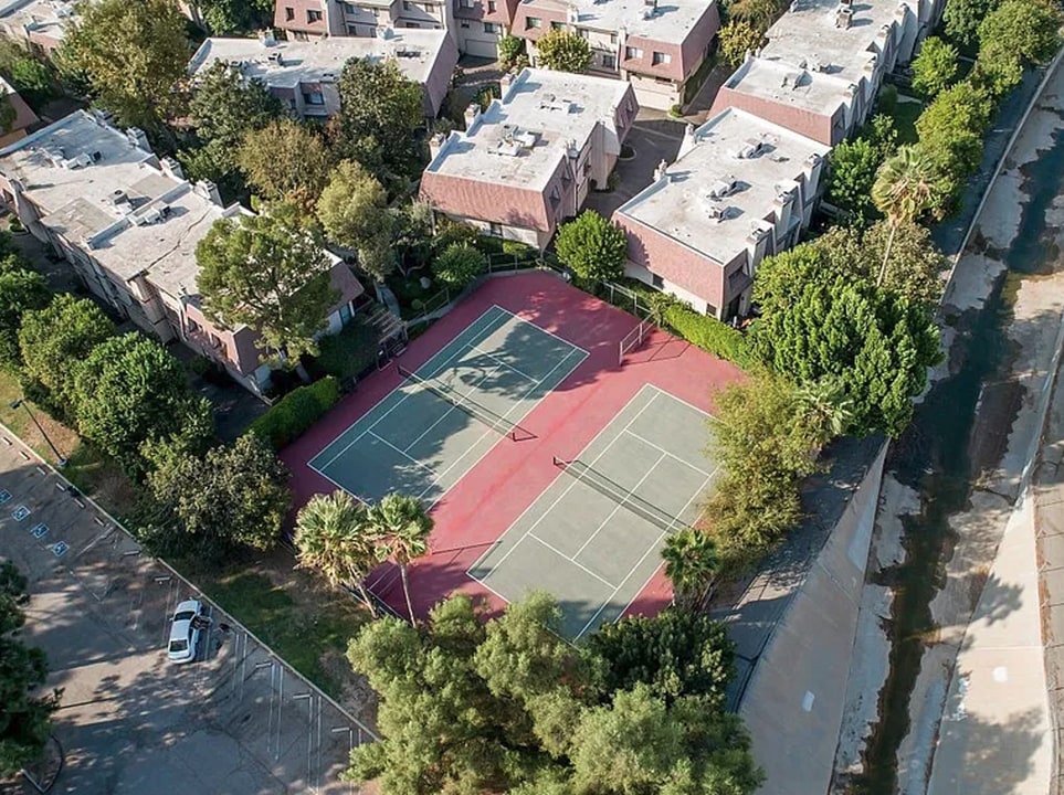 9000 Vanalden Ave in Northridge, CA - Building Photo