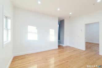 40 Elizabeth St, Unit 3 in Waterbury, CT - Foto de edificio - Building Photo