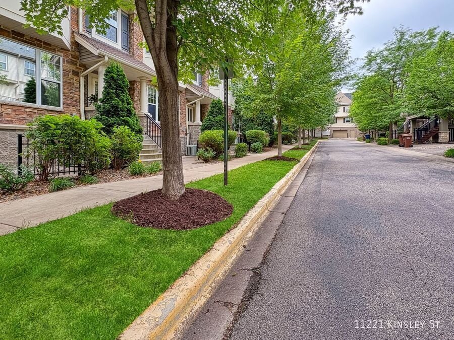 11221 Kinsley St in Eden Prairie, MN - Building Photo