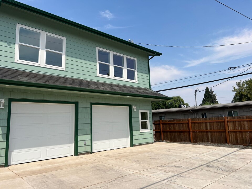 1524 Juniper St in Junction City, OR - Building Photo