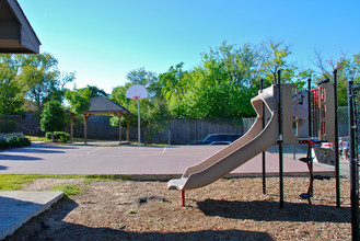 Reese Court Villas in Dallas, TX - Foto de edificio - Building Photo