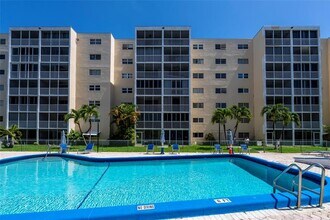 319 NE 14th Ave in Hallandale Beach, FL - Building Photo - Building Photo