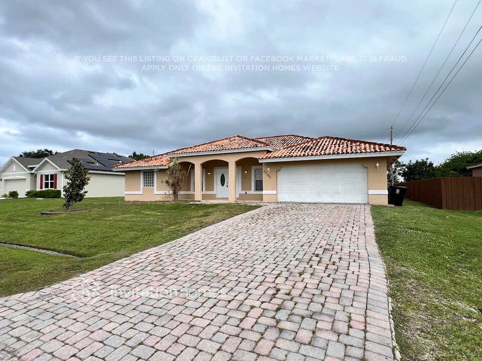 4585 SW Fireside Cir in Port St. Lucie, FL - Foto de edificio