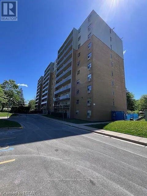 931-931 Wonderland Rd S in London, ON - Building Photo