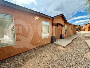 2414 E Calle Lena Verde in Tucson, AZ - Building Photo - Building Photo