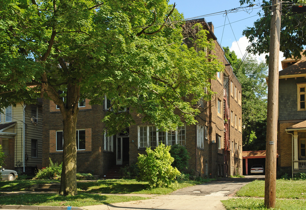 208 Broadway St in Youngstown, OH - Building Photo