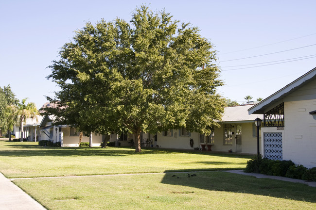 4621 E Oak St in Phoenix, AZ - Foto de edificio - Building Photo