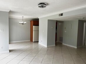 8149 Lagos De Campo Blvd in Tamarac, FL - Building Photo - Building Photo