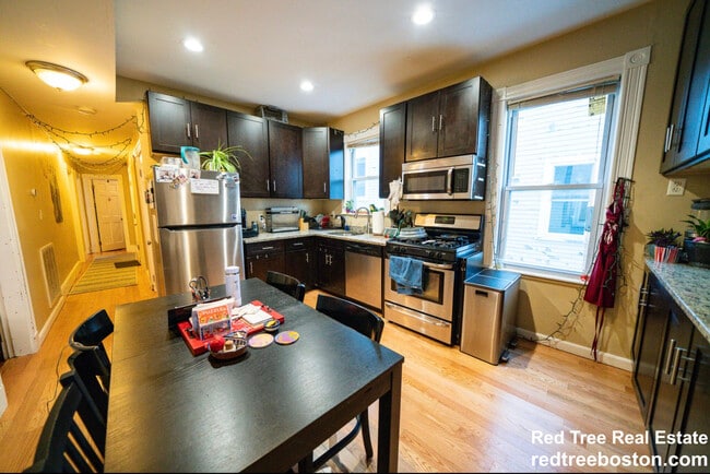 35 Calumet St, Unit 2 in Boston, MA - Foto de edificio - Building Photo