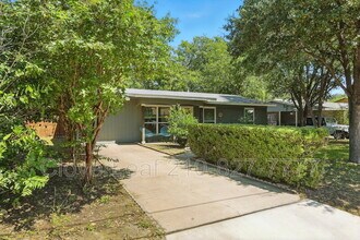 131 Middlebury Dr in San Antonio, TX - Building Photo - Building Photo