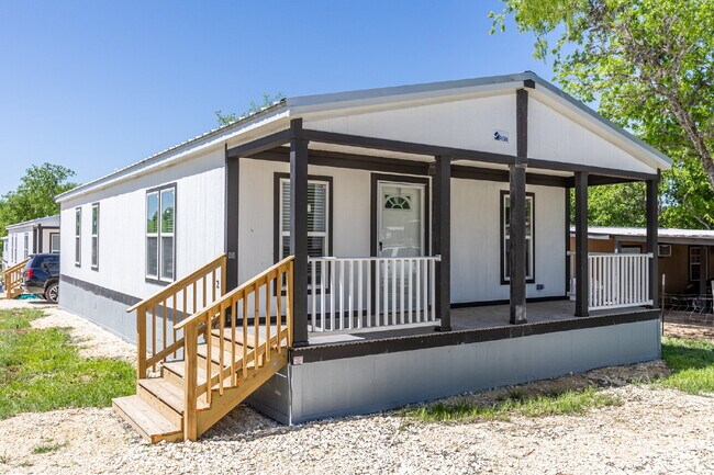 193 Live Oaks St in Medina, TX - Foto de edificio - Building Photo