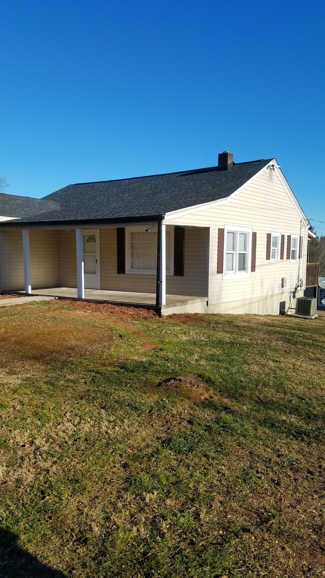 570 McGlamery Rd in Wilkesboro, NC - Foto de edificio - Building Photo