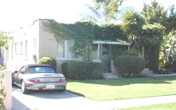 841 Westmount Dr in West Hollywood, CA - Building Photo