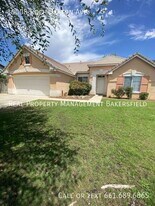 10008 Roehampton Ave in Bakersfield, CA - Building Photo