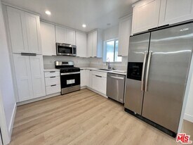 8217 Barnsley Ave in Los Angeles, CA - Building Photo