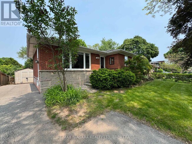 579 Lees Ln in Oakville, ON - Building Photo - Building Photo