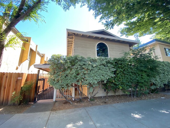 2418 P St in Sacramento, CA - Building Photo - Building Photo