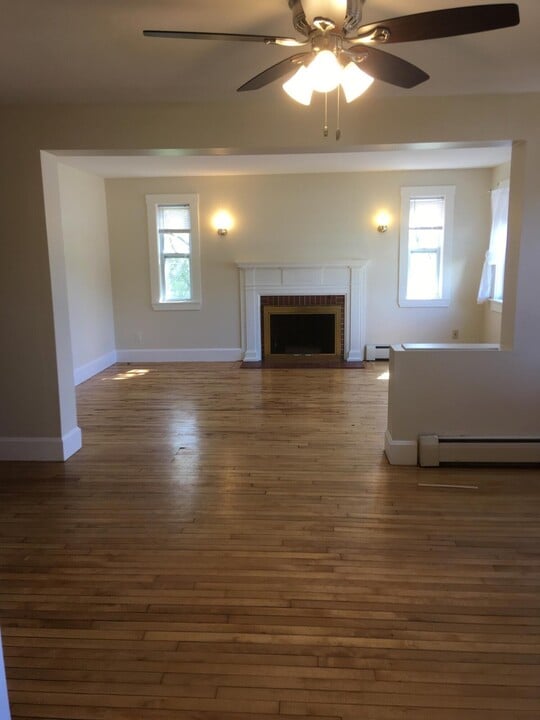 4 Queens Way, Unit # 1 in Waterville, ME - Foto de edificio