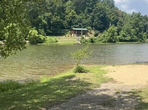 128 Lake Shore Dr in Cross Lanes, WV - Building Photo - Building Photo