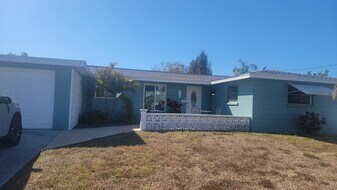 125 Cambridge Dr NW in Port Charlotte, FL - Building Photo