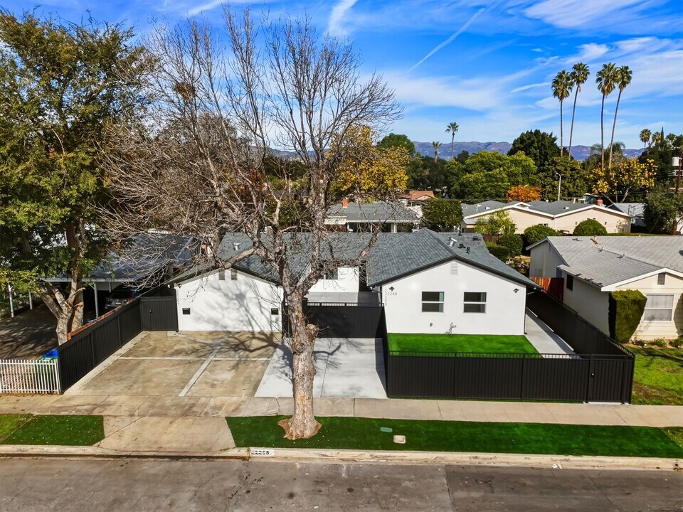 22257 Wyandotte St in Canoga Park, CA - Building Photo