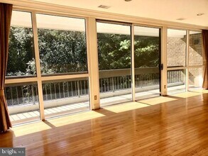 4974 Sentinel Dr-Unit -13-304 in Bethesda, MD - Foto de edificio - Building Photo