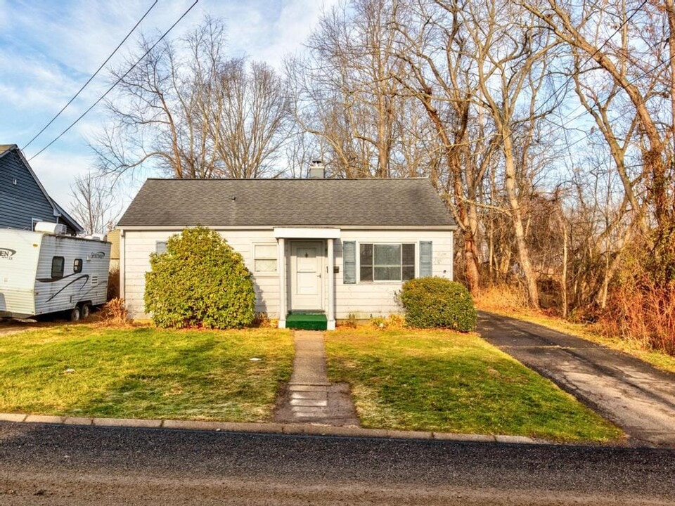 824 Childs Ave in Monaca, PA - Building Photo