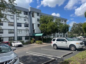 2401 Riverside Dr in Coral Springs, FL - Building Photo