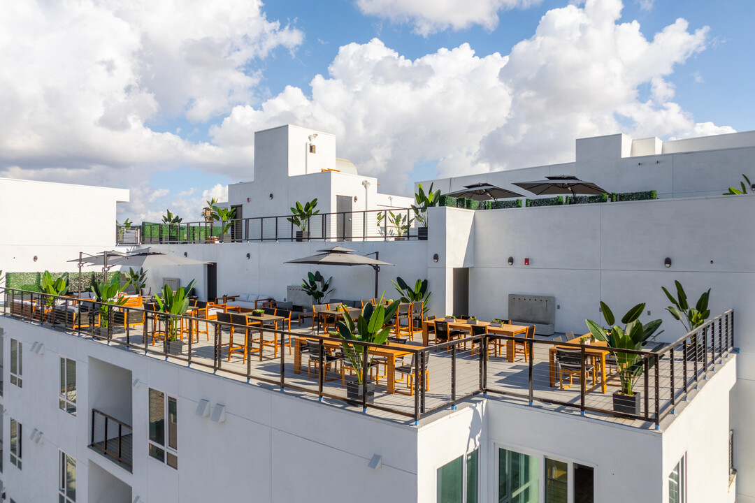 The Brightly in Van Nuys, CA - Foto de edificio