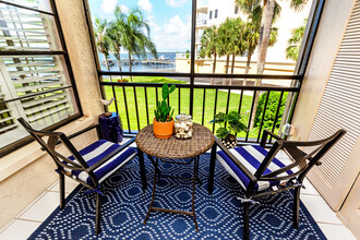 6051 Sun Blvd, Unit 215 in St. Petersburg, FL - Foto de edificio - Building Photo