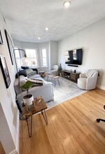 587 E 4th St in Boston, MA - Foto de edificio - Building Photo