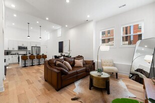 1941 W Augusta Blvd in Chicago, IL - Building Photo