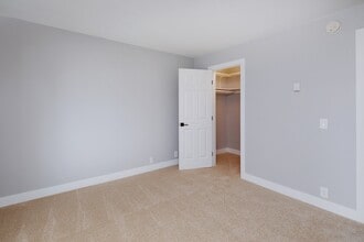 La Jolla West Wind in La Jolla, CA - Foto de edificio - Building Photo