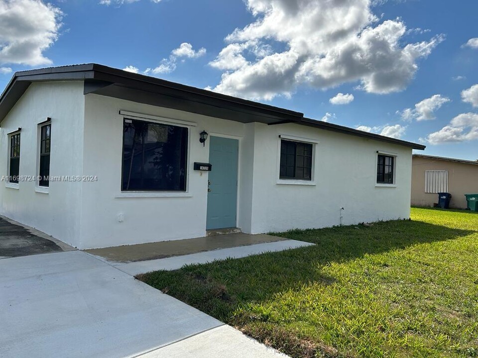 14735 SW 107th Ave in Miami, FL - Building Photo