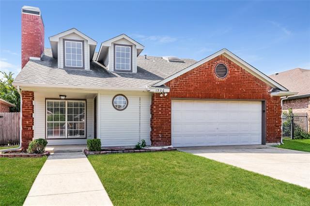 1936 Pine Ridge Dr in Bedford, TX - Building Photo