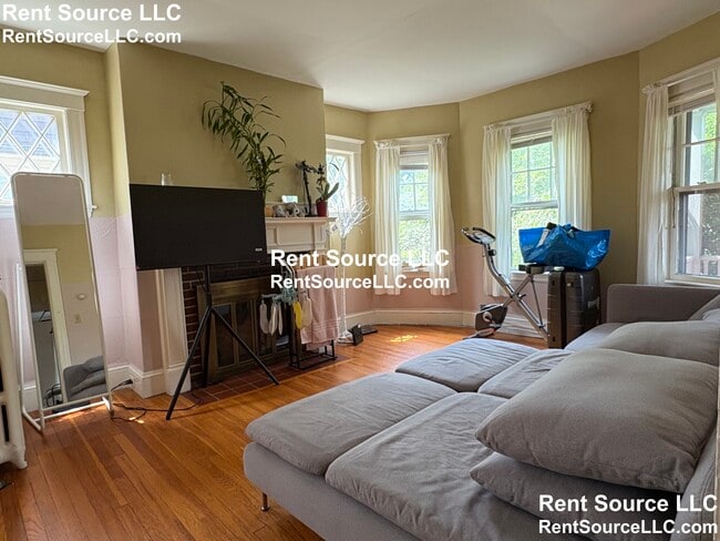 14 Upland Rd in Brookline, MA - Building Photo - Building Photo