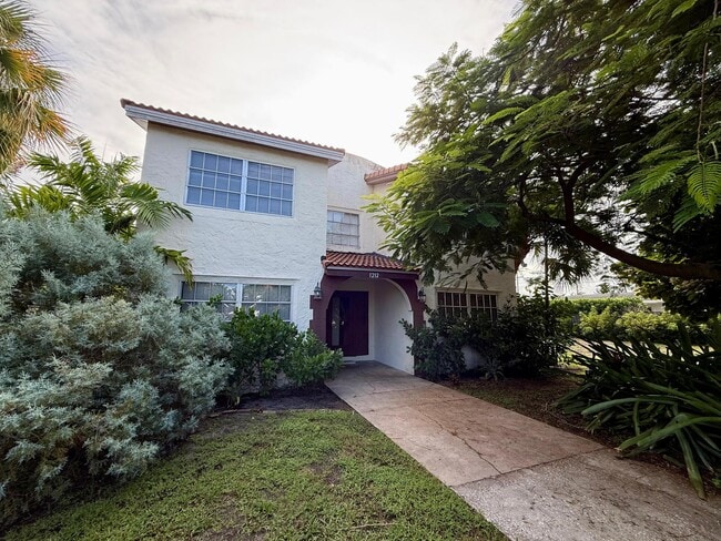 property at 1212 N Palmway