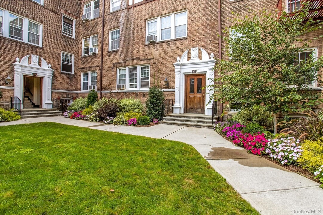 87 N Broadway in White Plains, NY - Building Photo