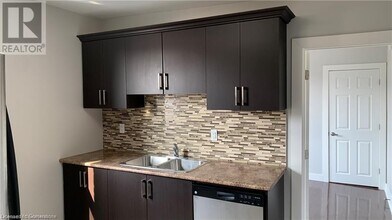 1544 King St E in Hamilton, ON - Building Photo - Building Photo