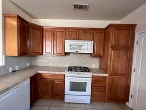 336 S Holland Ct in Visalia, CA - Building Photo - Building Photo