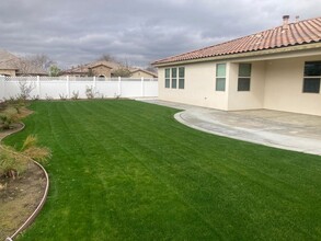 12727 Medallion Dr in Bakersfield, CA - Foto de edificio - Building Photo
