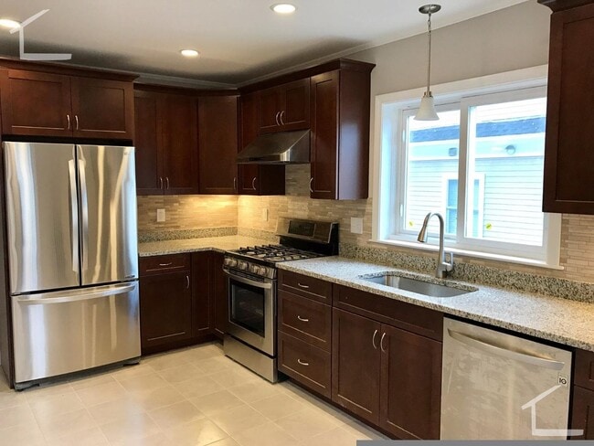 125 Brooks St in Boston, MA - Building Photo - Building Photo