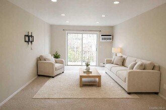 100 Town House Village in Islandia, NY - Building Photo - Building Photo