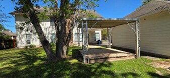 1323 Falling Leaf Ln in Seabrook, TX - Building Photo