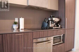 19 Western Battery Rd in Toronto, ON - Building Photo - Building Photo