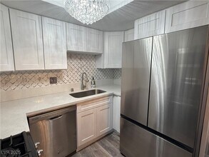 5219 Caliente St in Las Vegas, NV - Building Photo - Building Photo