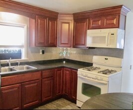 11 Meadow St, Unit 2 in Westfield, MA - Foto de edificio - Building Photo