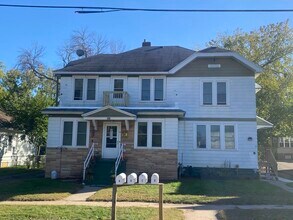 215 Maple St, Unit Apt B - 215 Maple Street in Eau Claire, WI - Building Photo - Building Photo