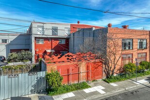 Bayside Court in Oakland, CA - Building Photo